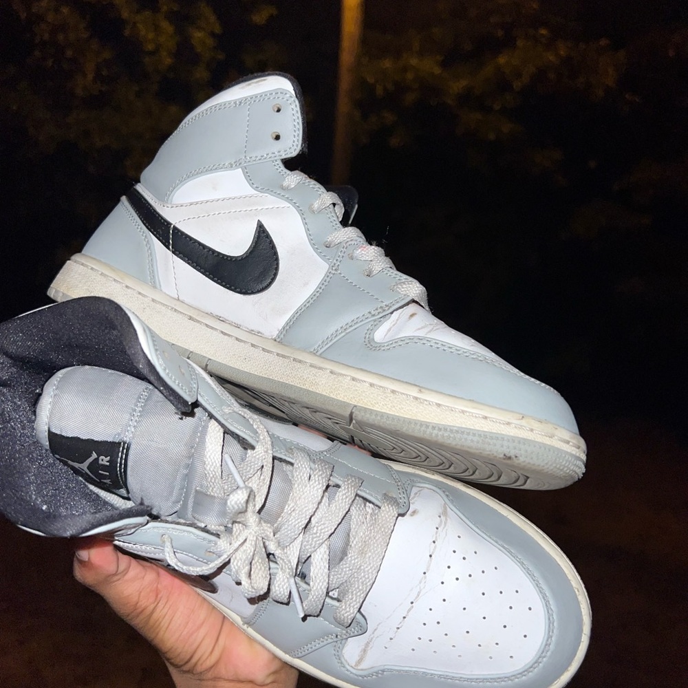 Jordan 1 Mid Light Smoke Grey
